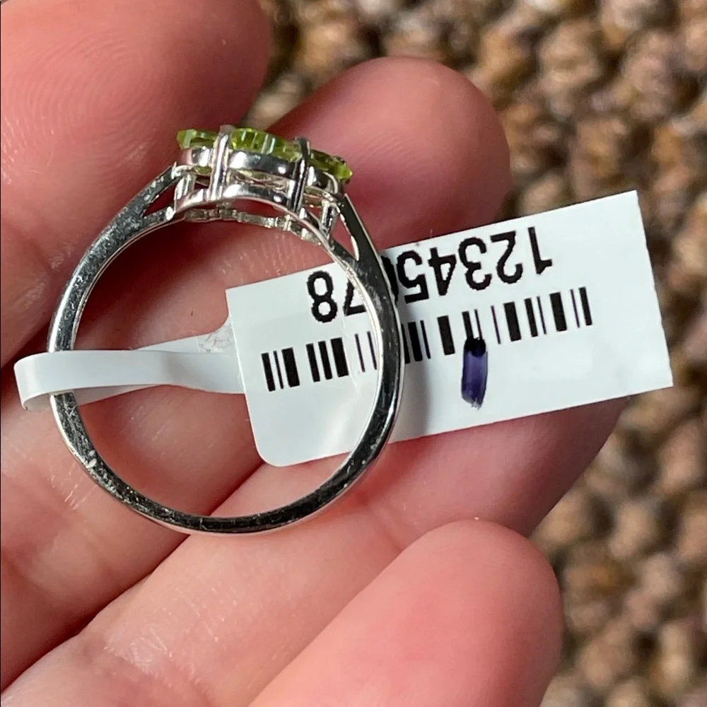 NWT Natural Peridot Floral Ring in 925 Sterling Silver Size 8